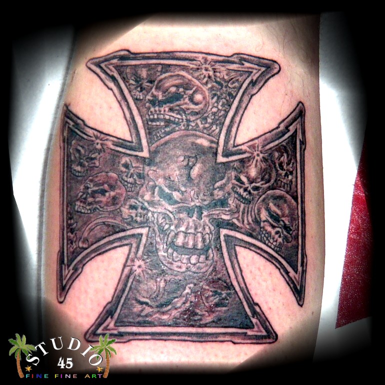 Eisernes Kreuz aus vielen kleinen Totenköpfen Tattoo Recklinghausen STUDIO 45